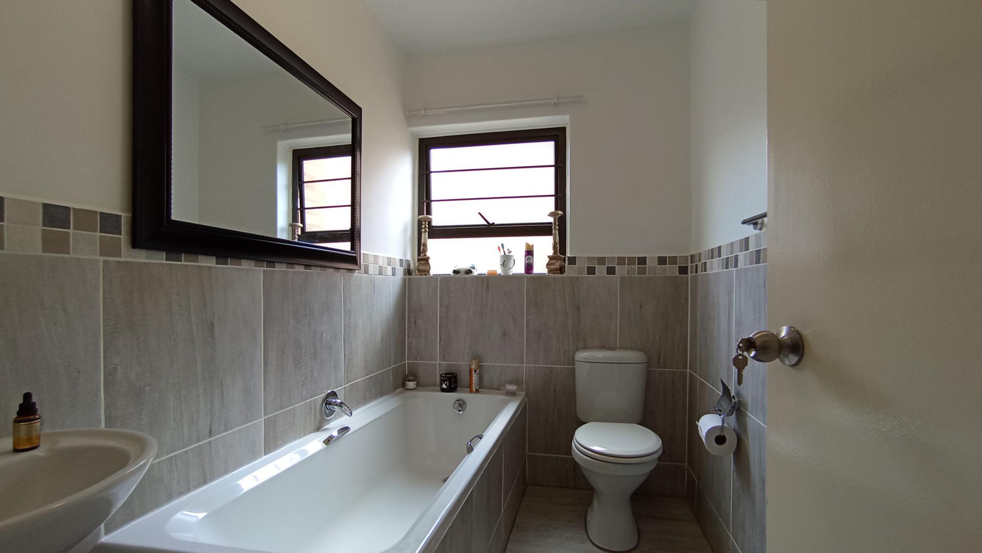 Bathroom 1 - 4 square meters of property in Honeydew
