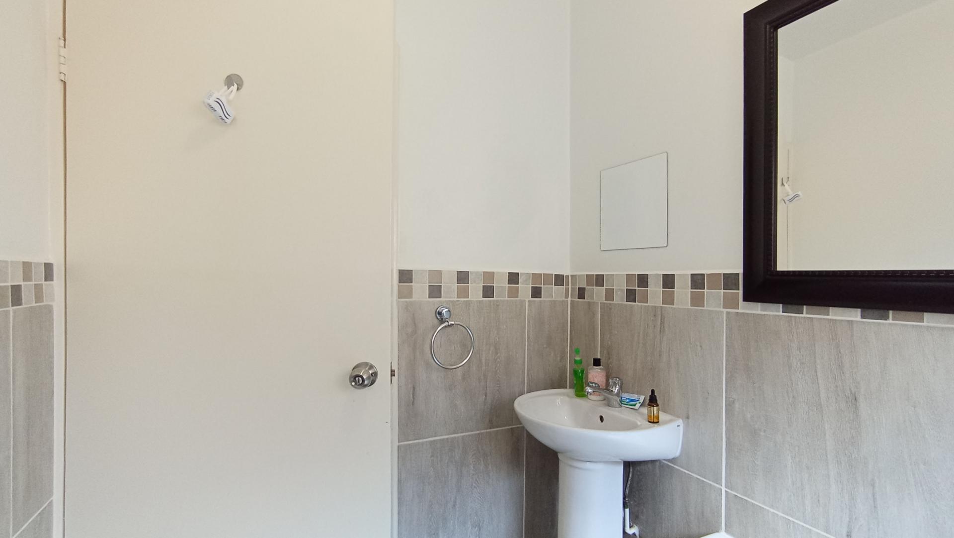 Bathroom 1 - 4 square meters of property in Honeydew