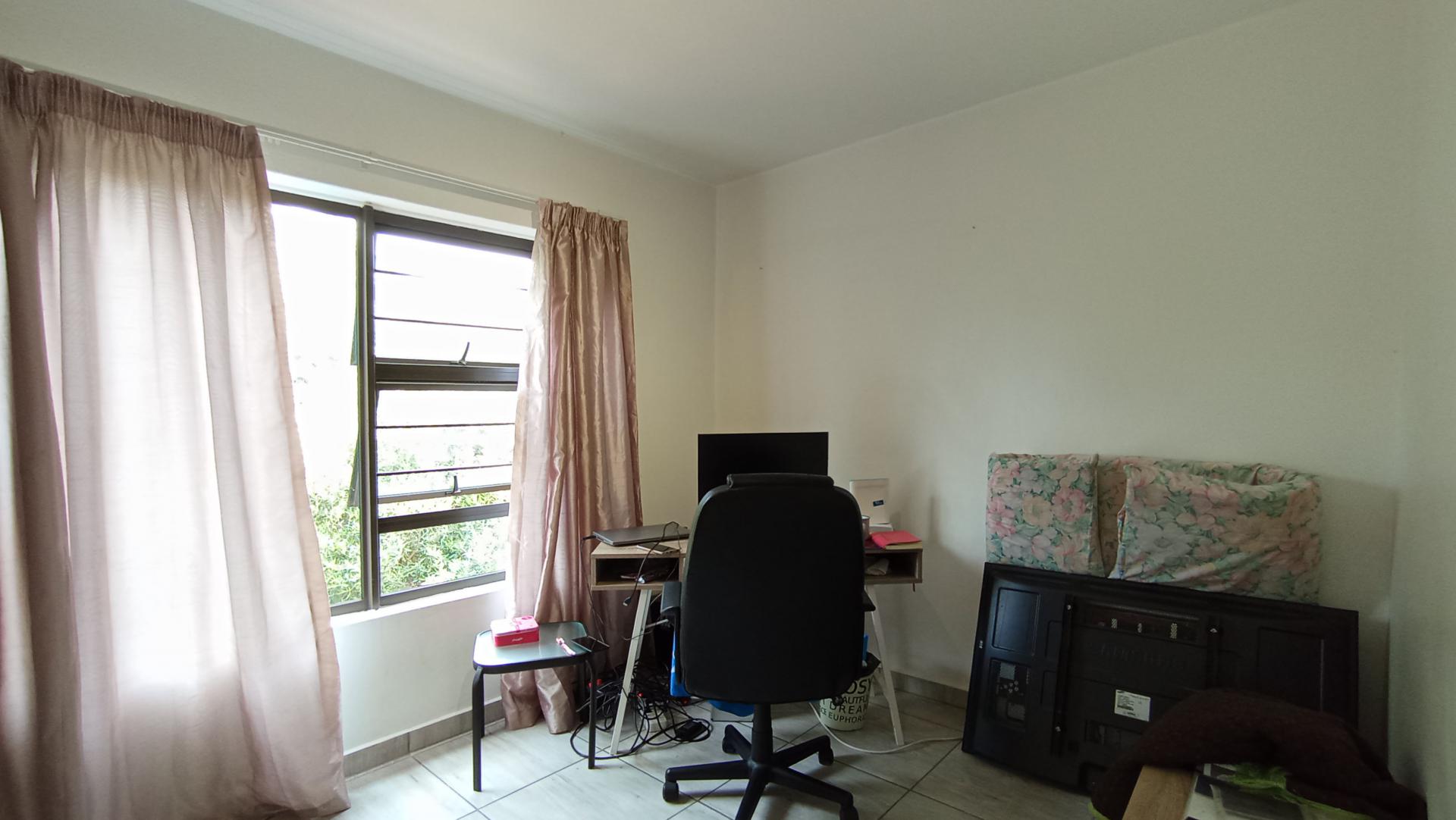 Bed Room 1 - 13 square meters of property in Honeydew