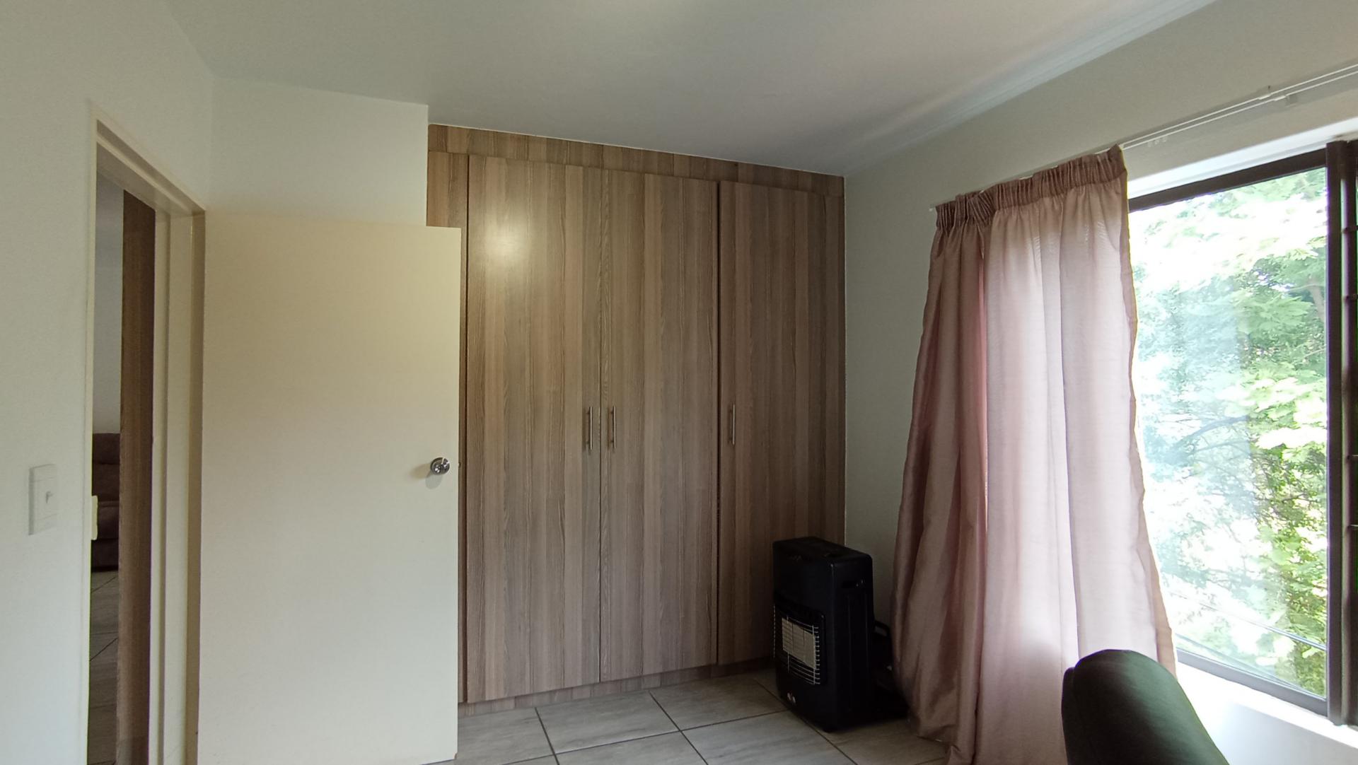 Bed Room 1 - 13 square meters of property in Honeydew