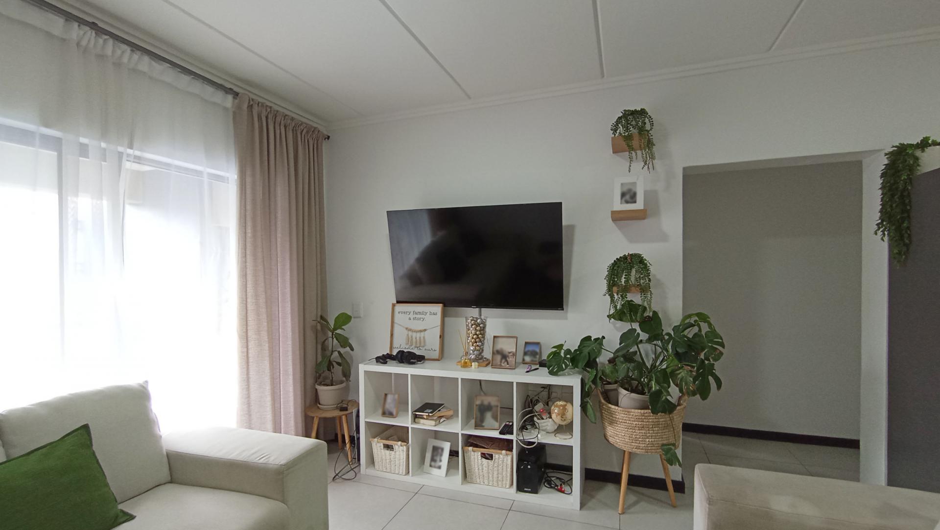 Lounges - 15 square meters of property in Maroeladal