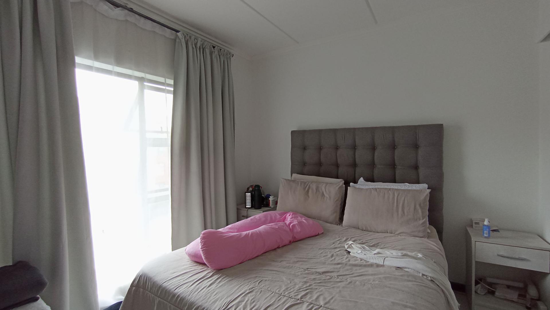 Main Bedroom - 13 square meters of property in Maroeladal