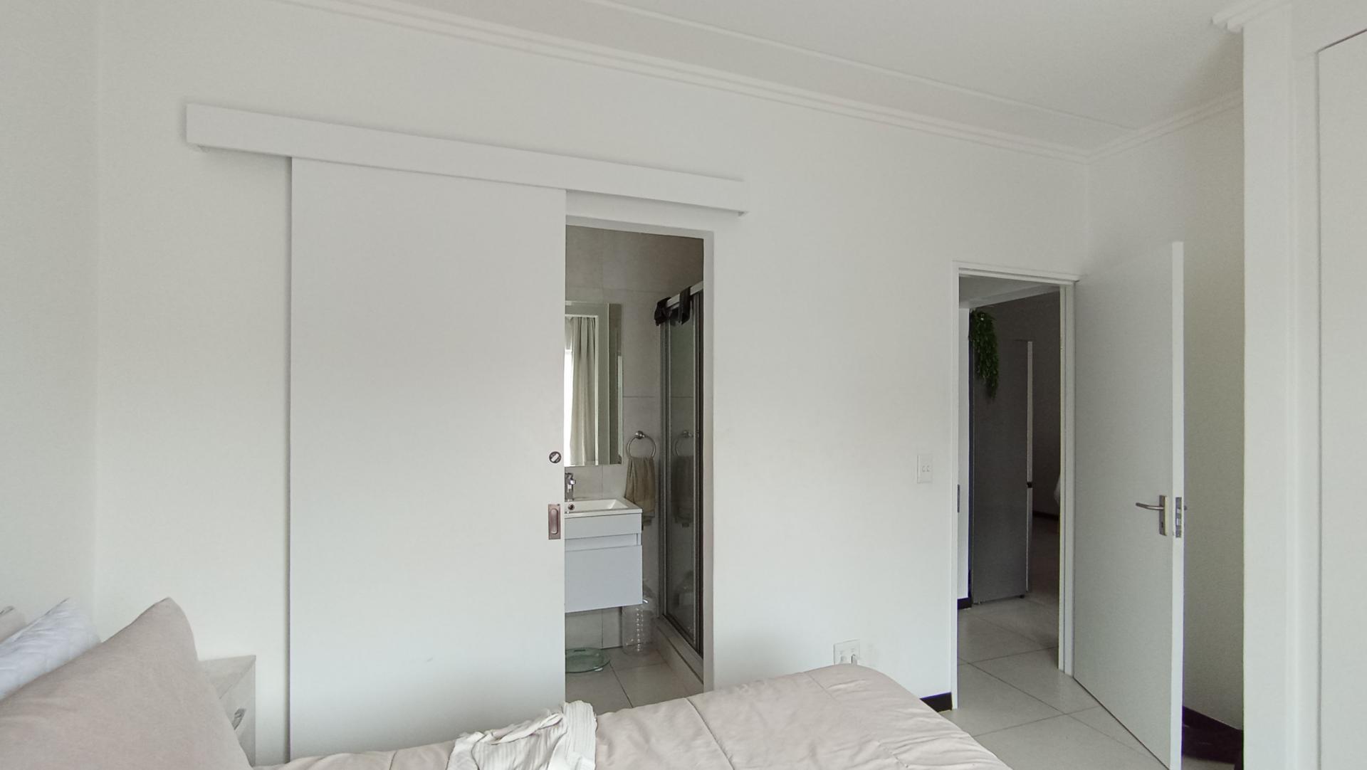 Main Bedroom - 13 square meters of property in Maroeladal