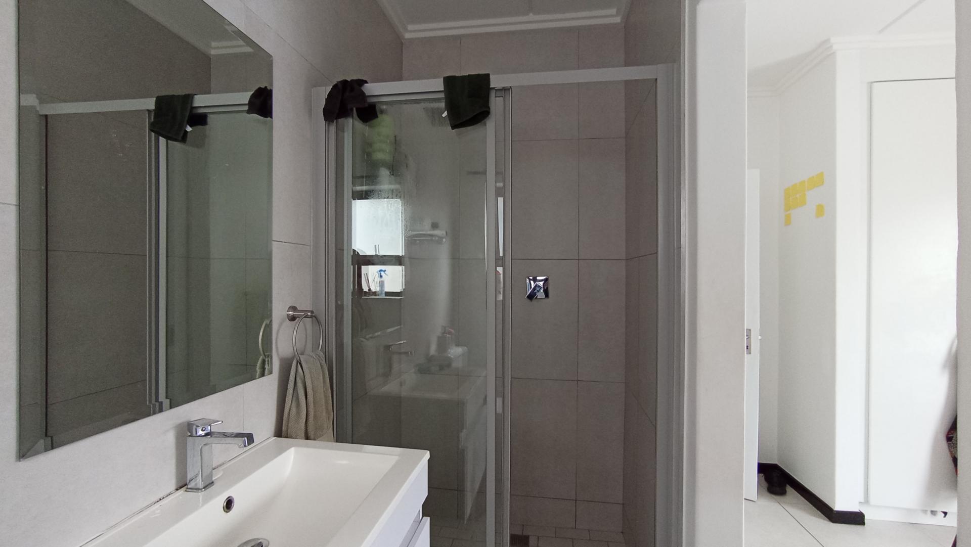 Main Bathroom - 4 square meters of property in Maroeladal
