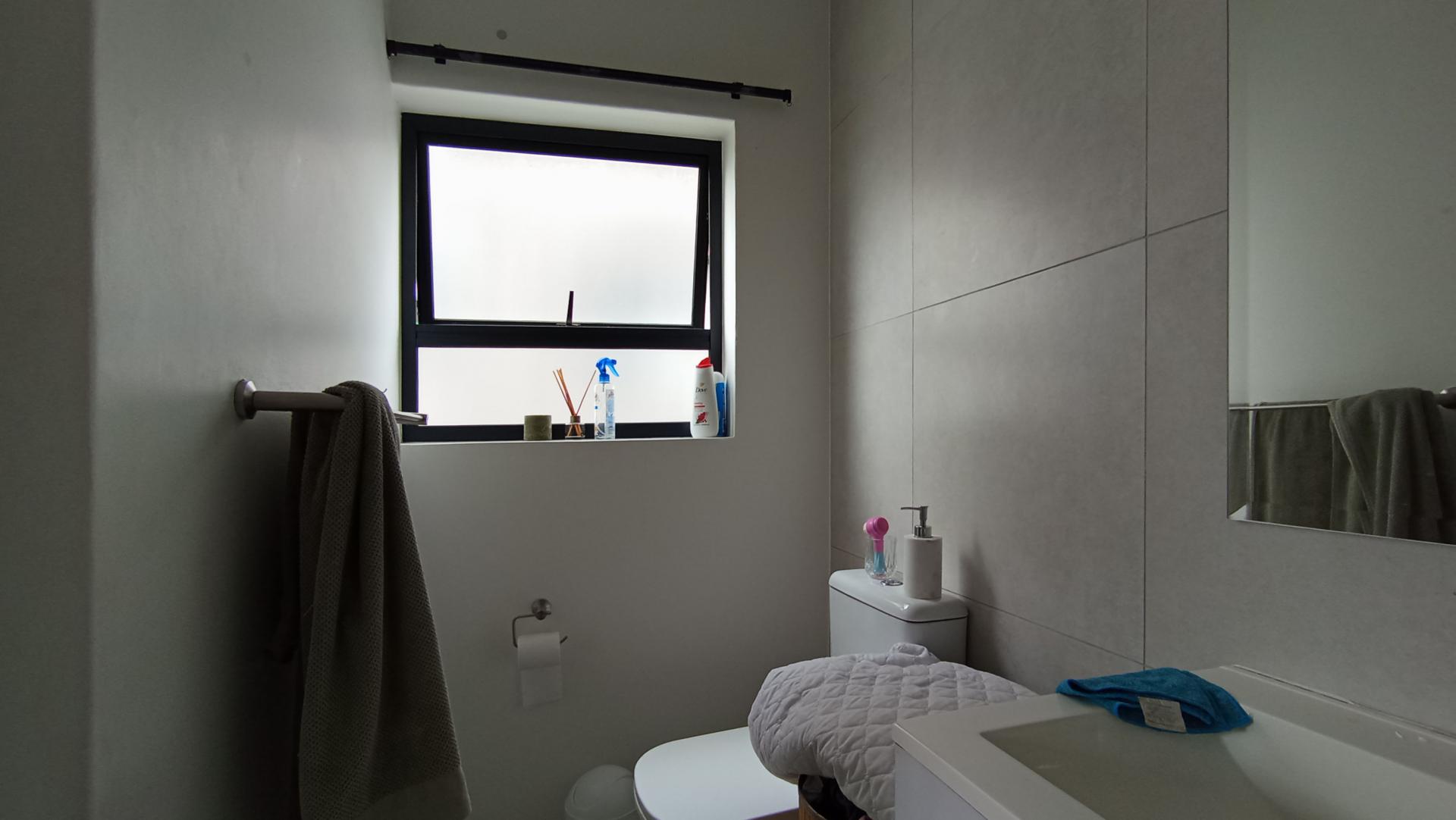 Main Bathroom - 4 square meters of property in Maroeladal