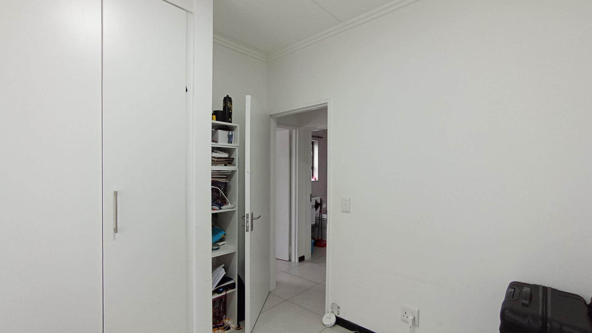 Bed Room 1 - 10 square meters of property in Maroeladal