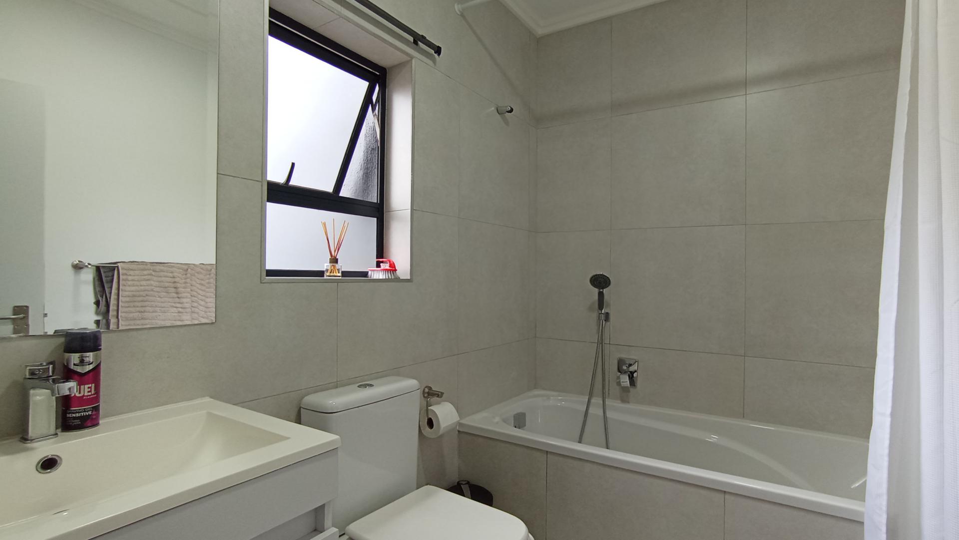Bathroom 1 - 5 square meters of property in Maroeladal