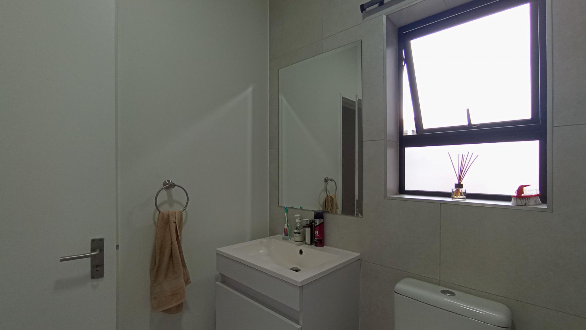 Bathroom 1 - 5 square meters of property in Maroeladal
