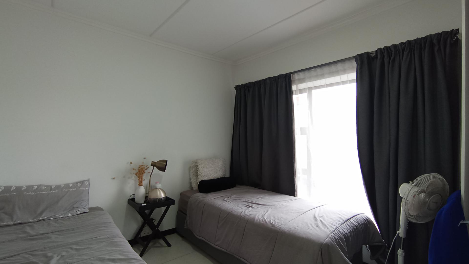 Bed Room 2 - 12 square meters of property in Maroeladal