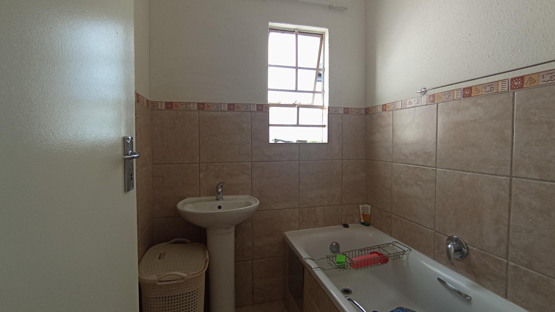 Bathroom 1 - 4 square meters of property in Andeon