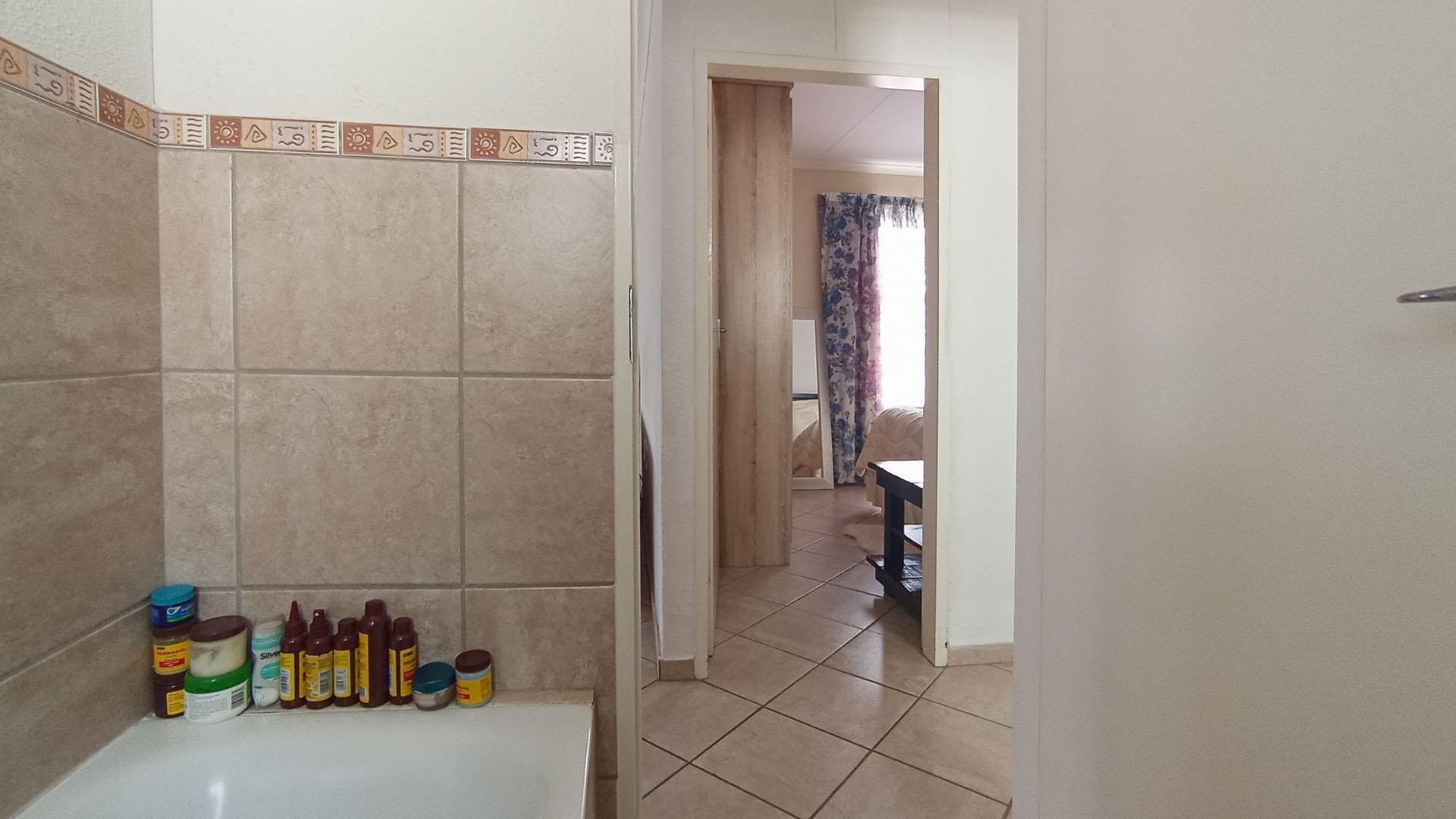 Bathroom 1 - 4 square meters of property in Andeon