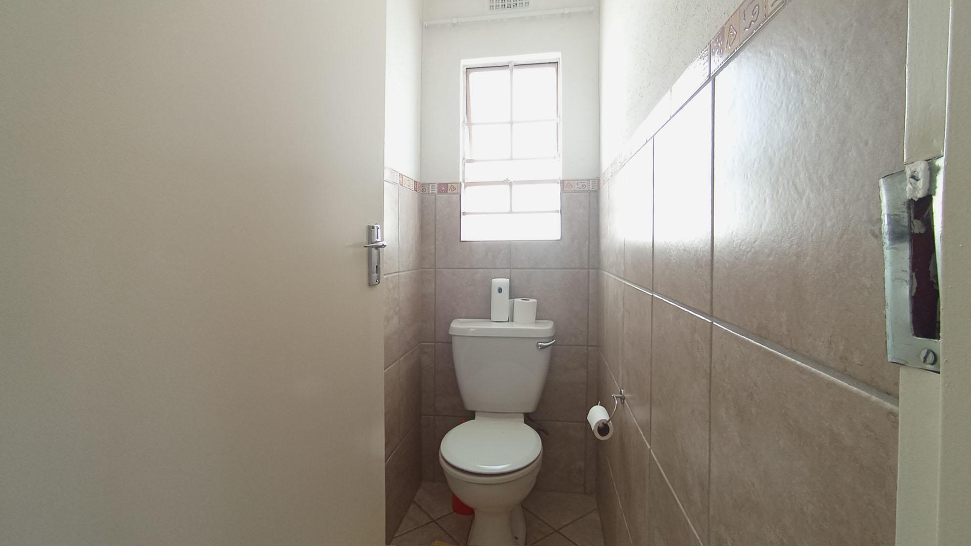 Bathroom 2 - 2 square meters of property in Andeon