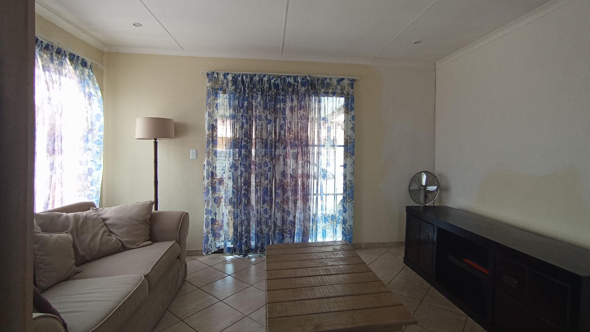 Lounges - 15 square meters of property in Andeon