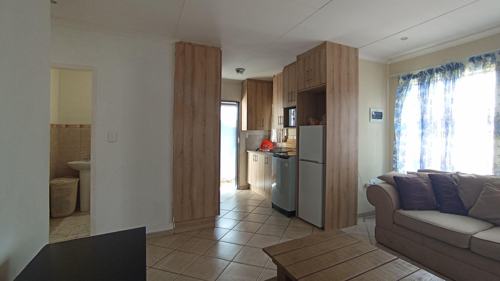 Lounges - 15 square meters of property in Andeon