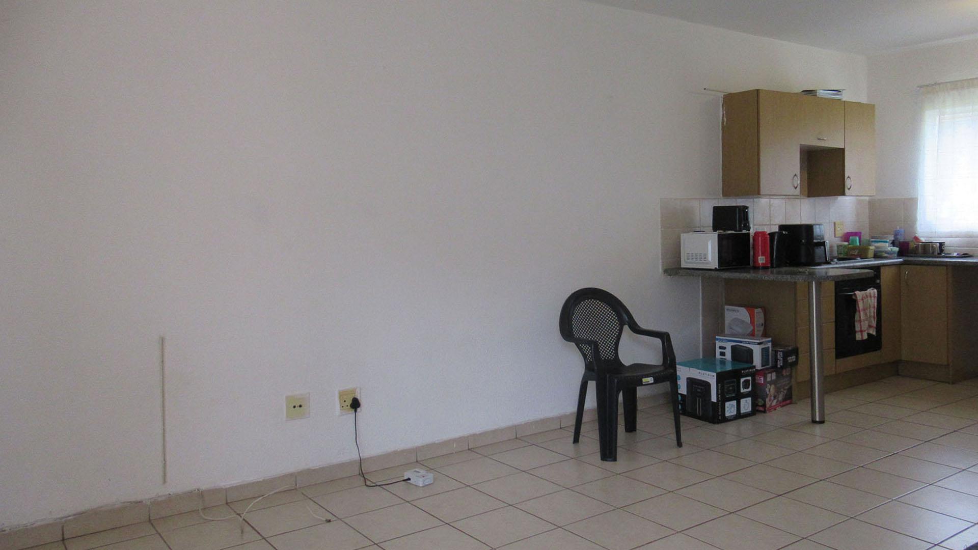 Lounges - 18 square meters of property in Meredale