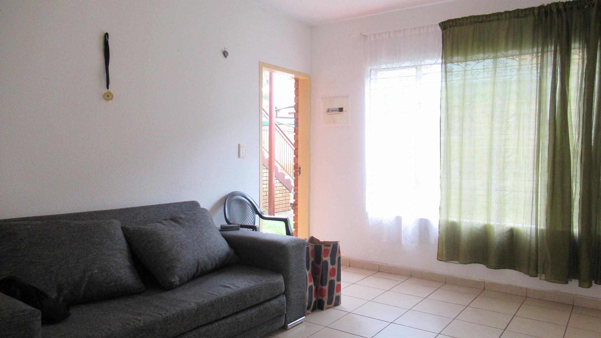 Lounges - 18 square meters of property in Meredale
