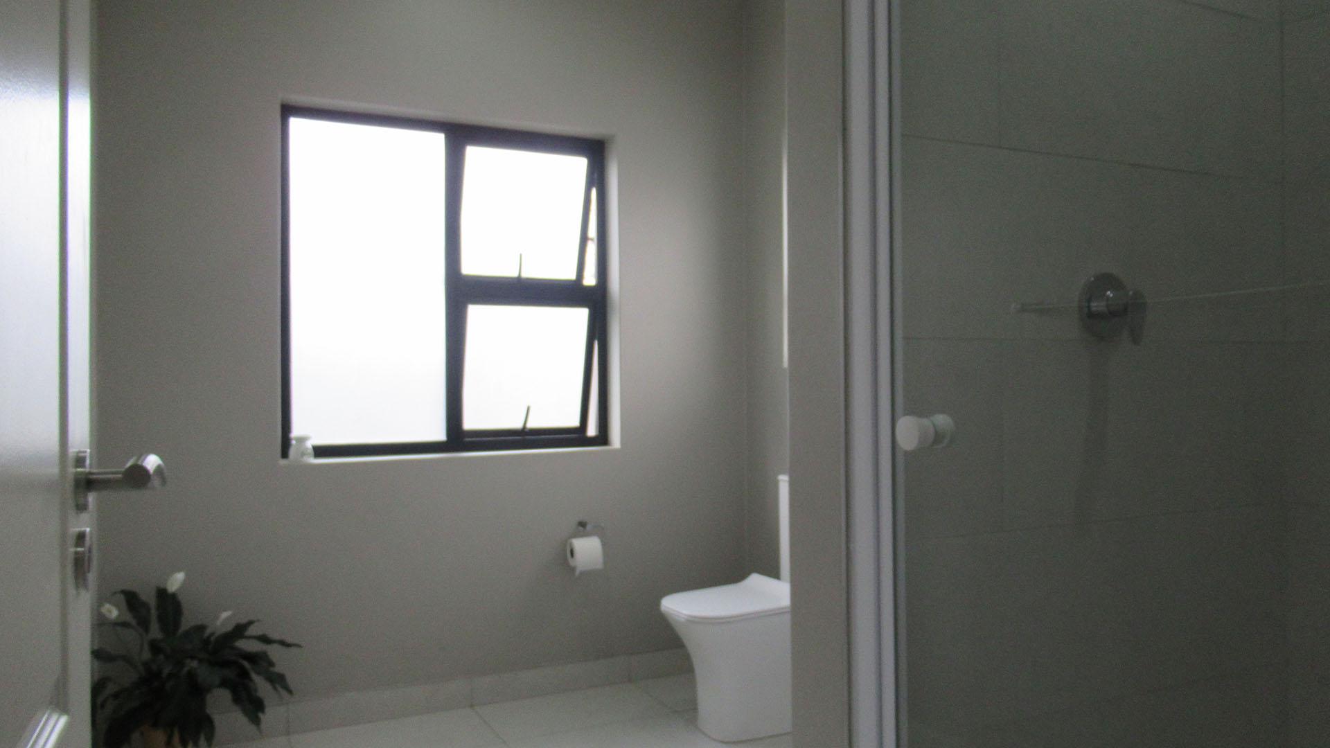 Bathroom 1 - 8 square meters of property in Olivedale