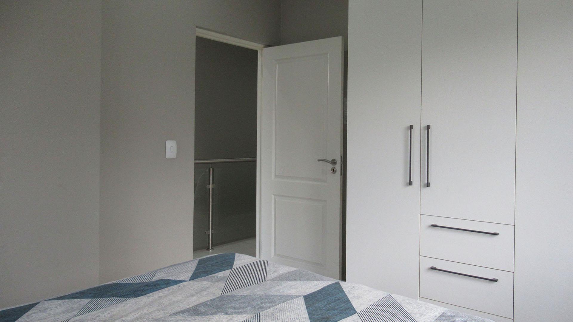 Bed Room 1 - 21 square meters of property in Olivedale