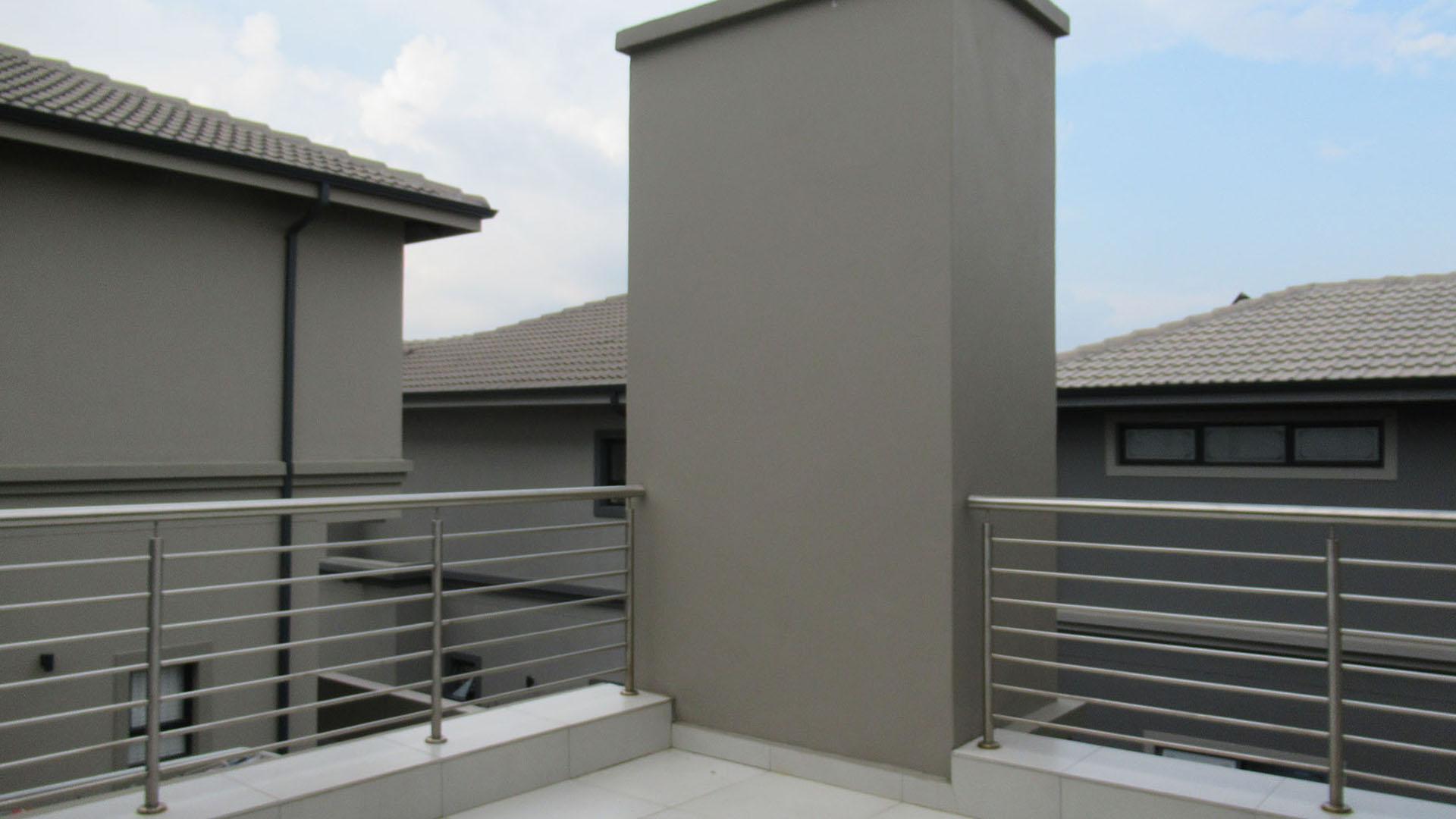 Balcony - 14 square meters of property in Olivedale
