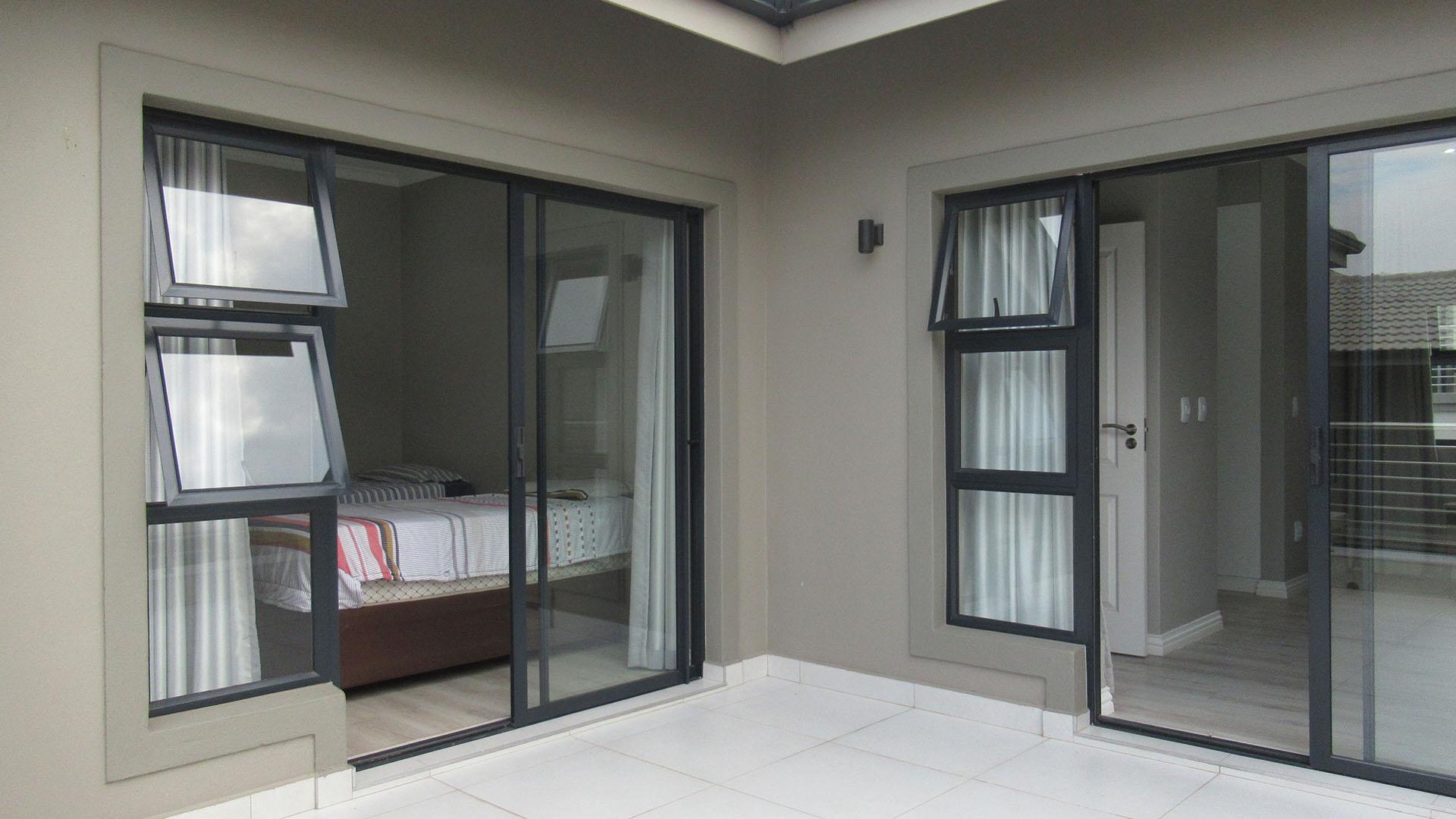 Balcony - 14 square meters of property in Olivedale