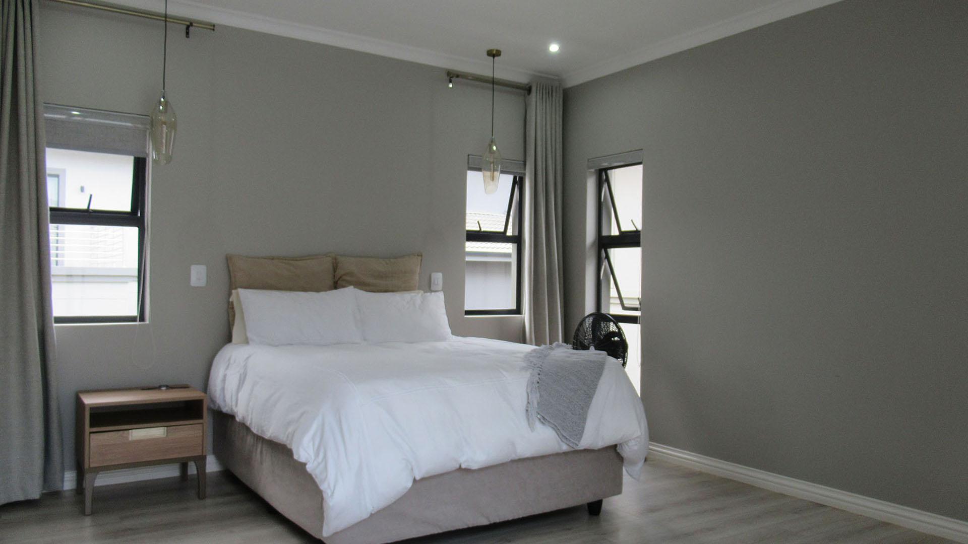 Main Bedroom - 30 square meters of property in Olivedale