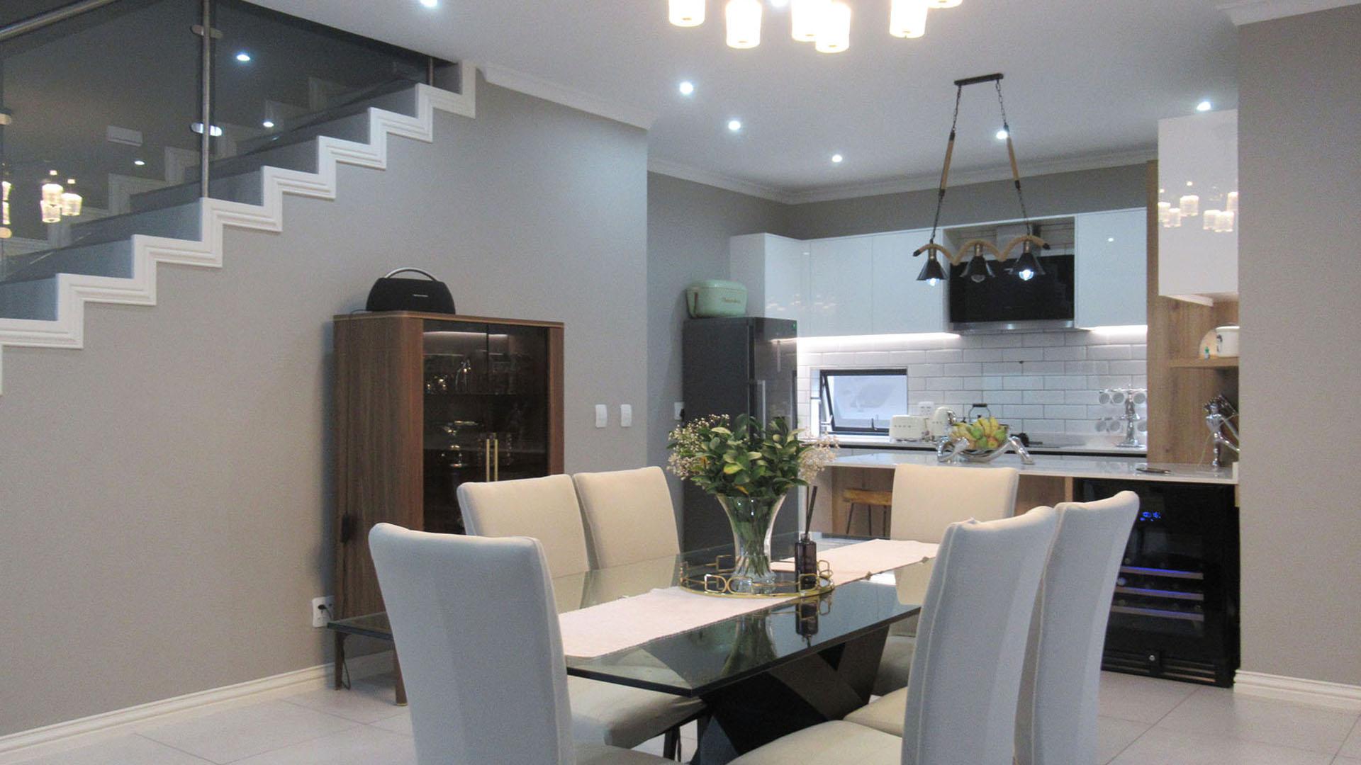 Dining Room - 21 square meters of property in Olivedale