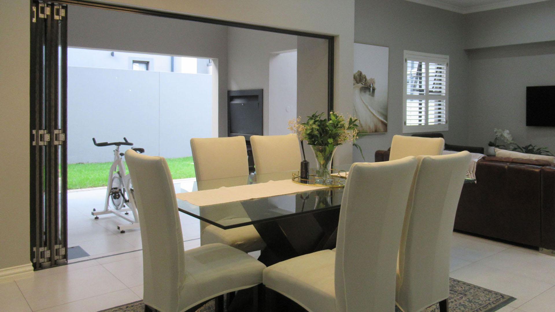 Dining Room - 21 square meters of property in Olivedale