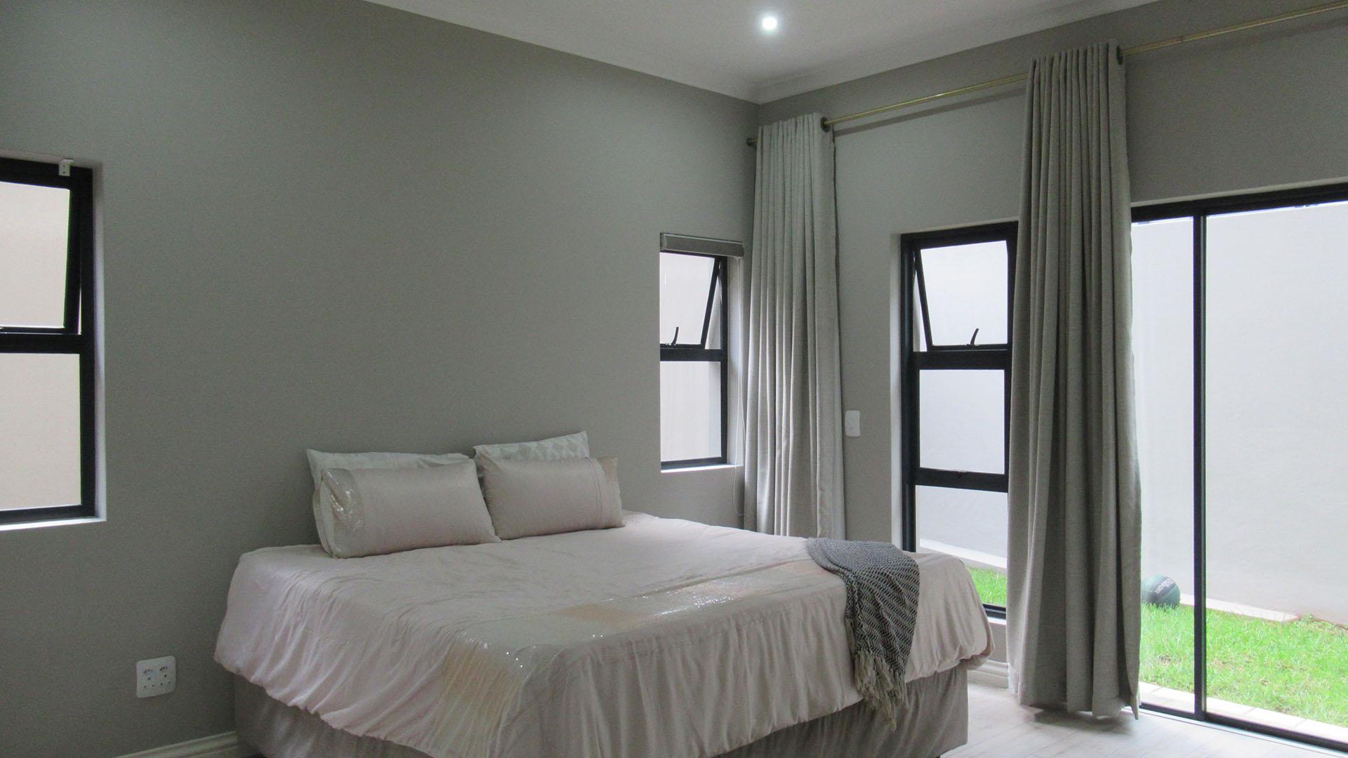 Bed Room 1 - 21 square meters of property in Olivedale
