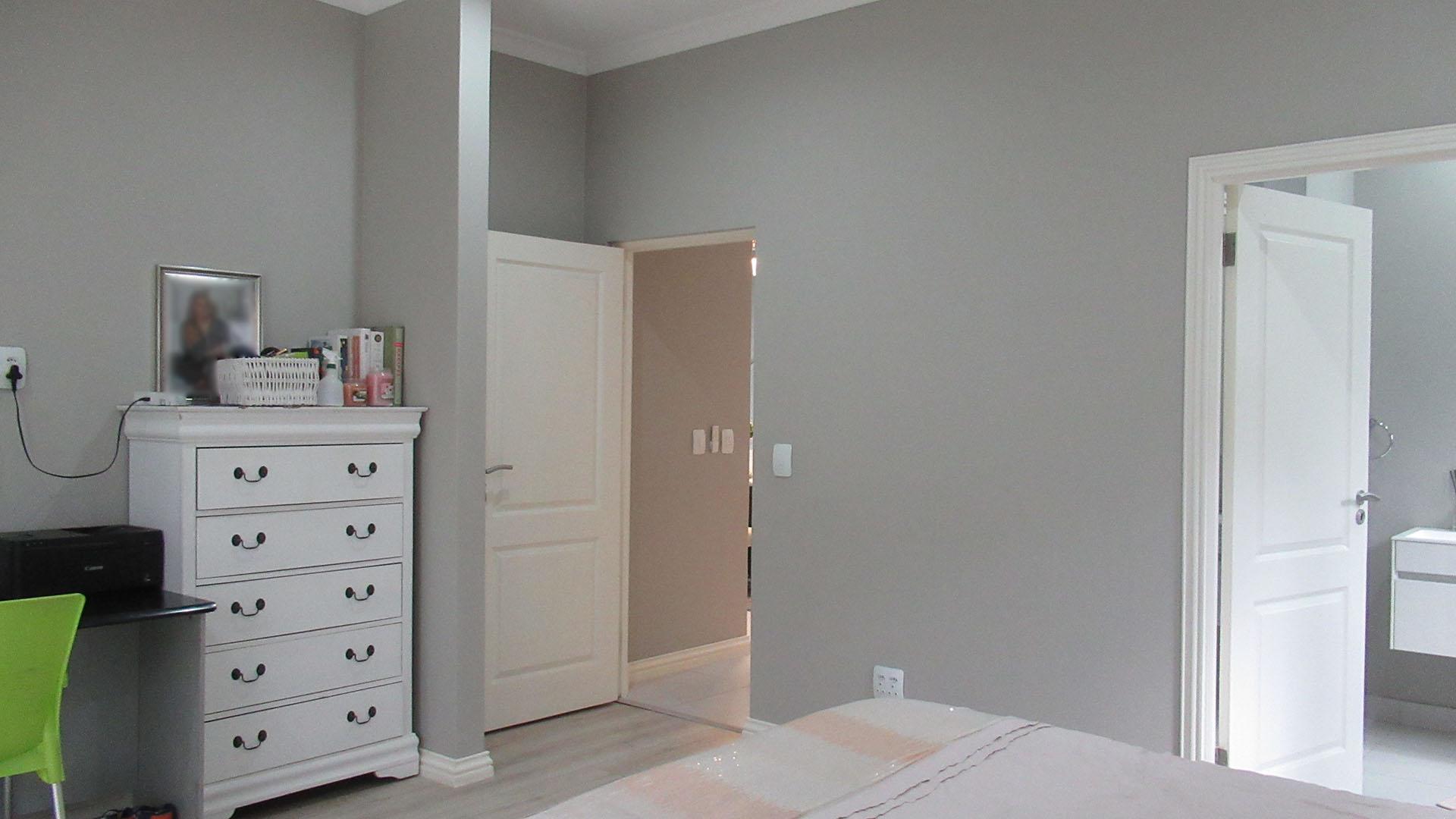 Bed Room 1 - 21 square meters of property in Olivedale