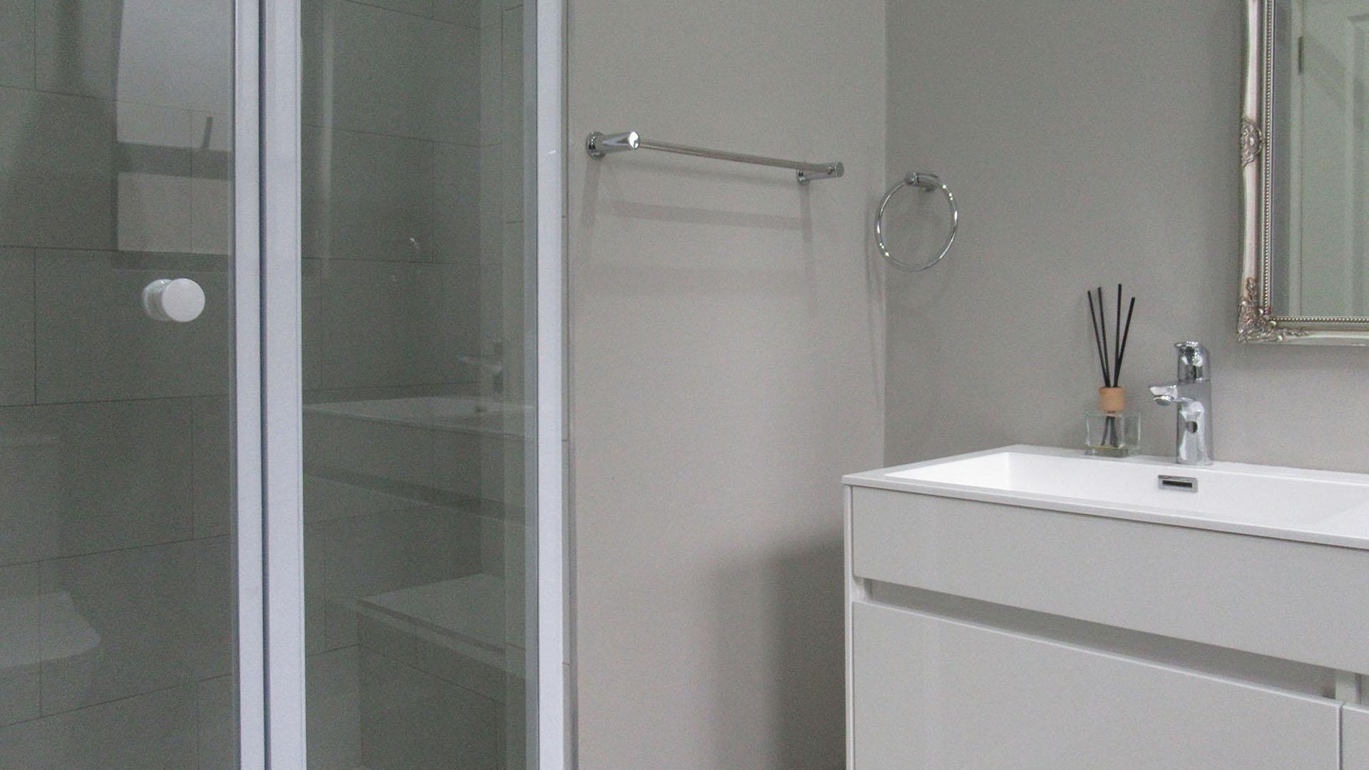 Bathroom 1 - 8 square meters of property in Olivedale