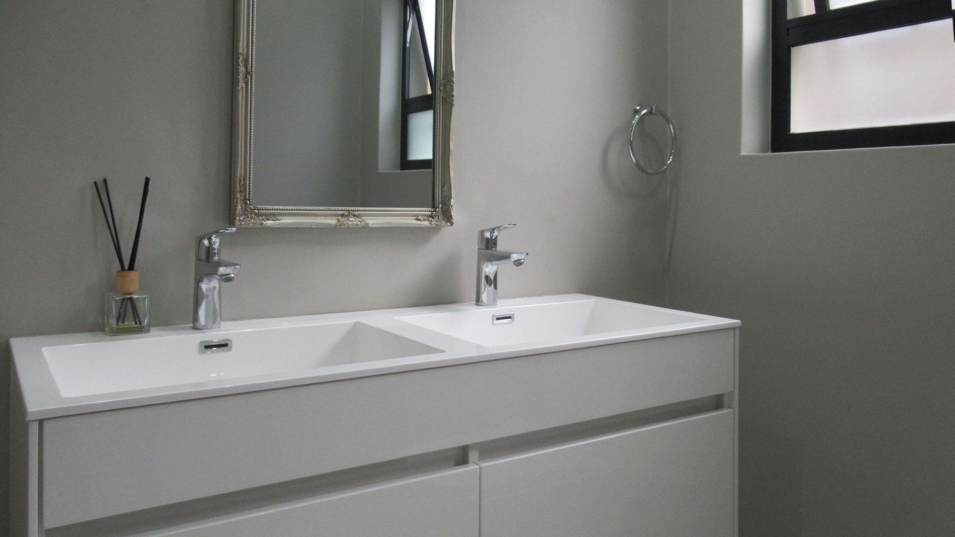 Bathroom 1 - 8 square meters of property in Olivedale