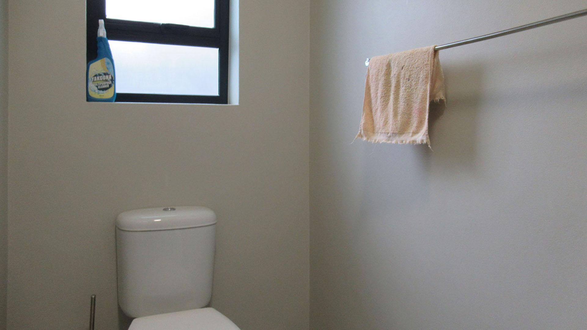 Bathroom 2 - 5 square meters of property in Olivedale