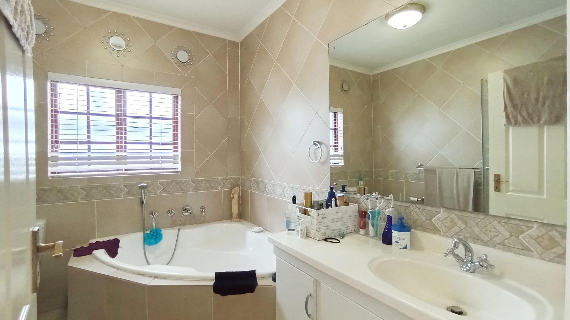 Main Bathroom - 8 square meters of property in Albany
