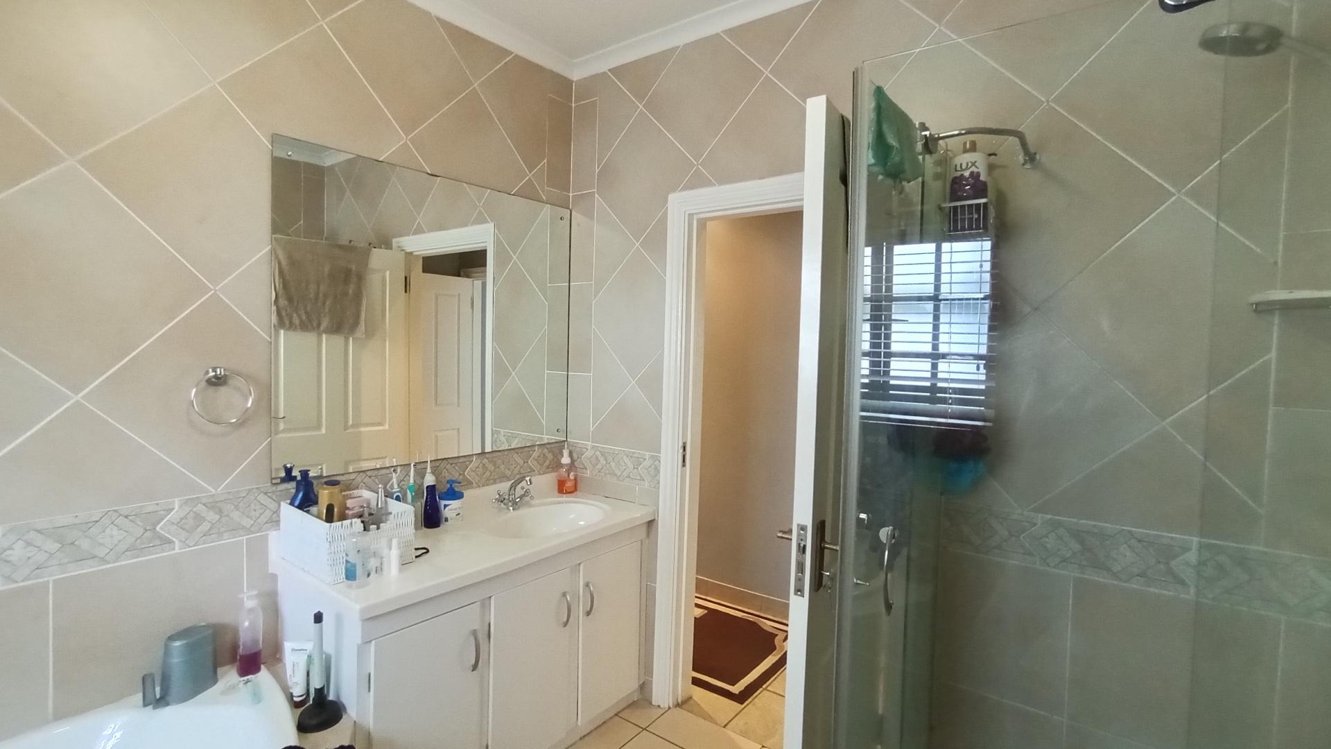 Main Bathroom - 8 square meters of property in Albany