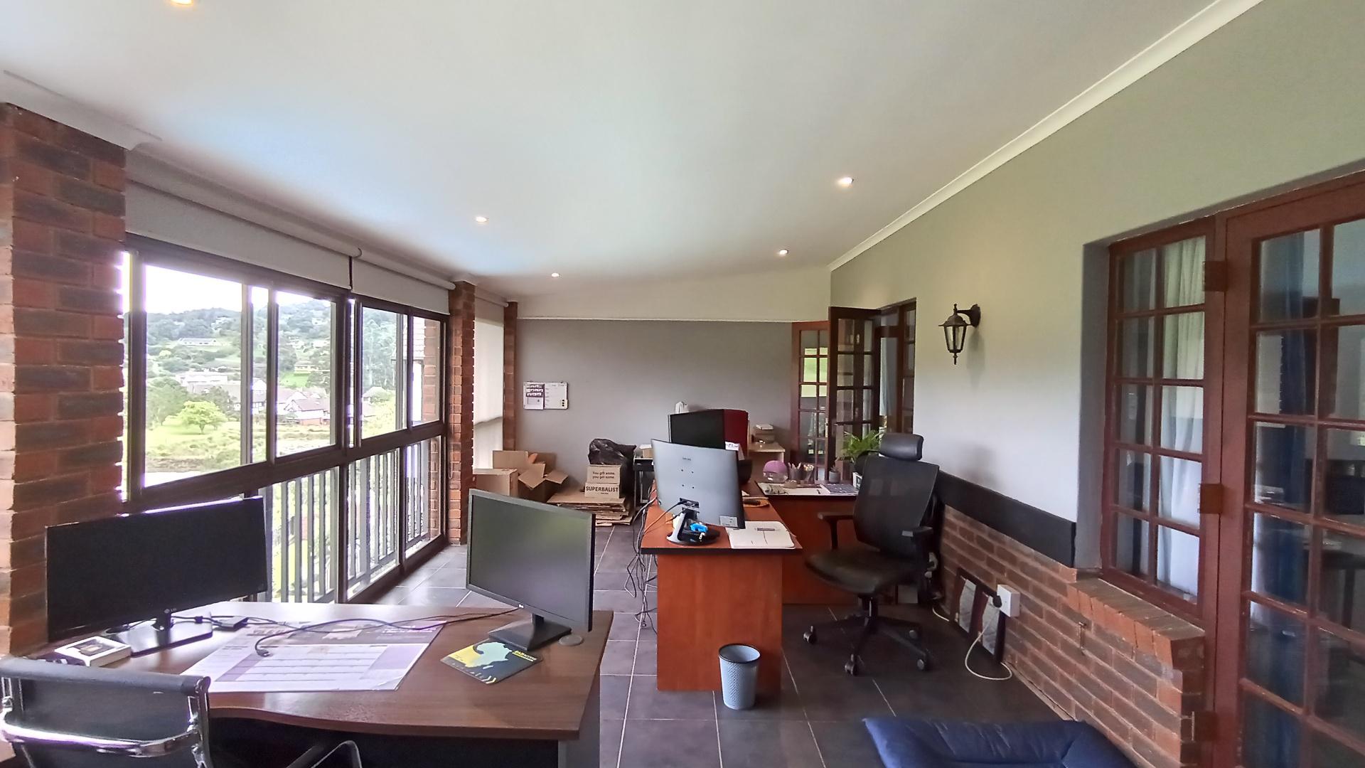 Balcony - 34 square meters of property in Albany