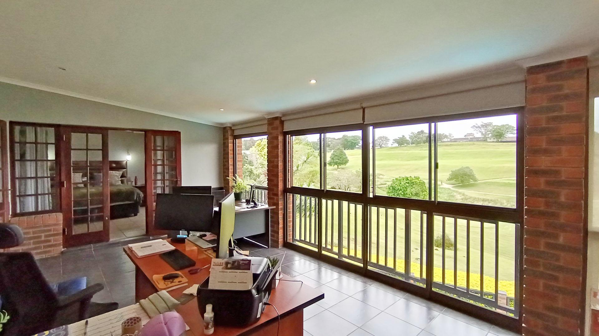 Balcony - 34 square meters of property in Albany