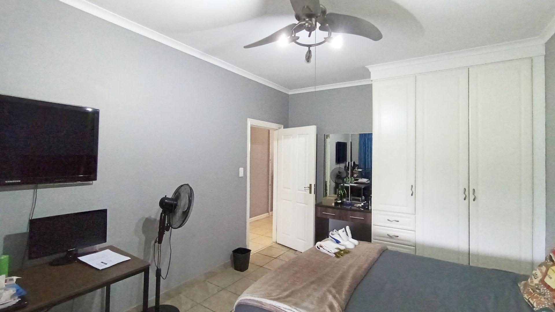 Bed Room 1 - 17 square meters of property in Albany