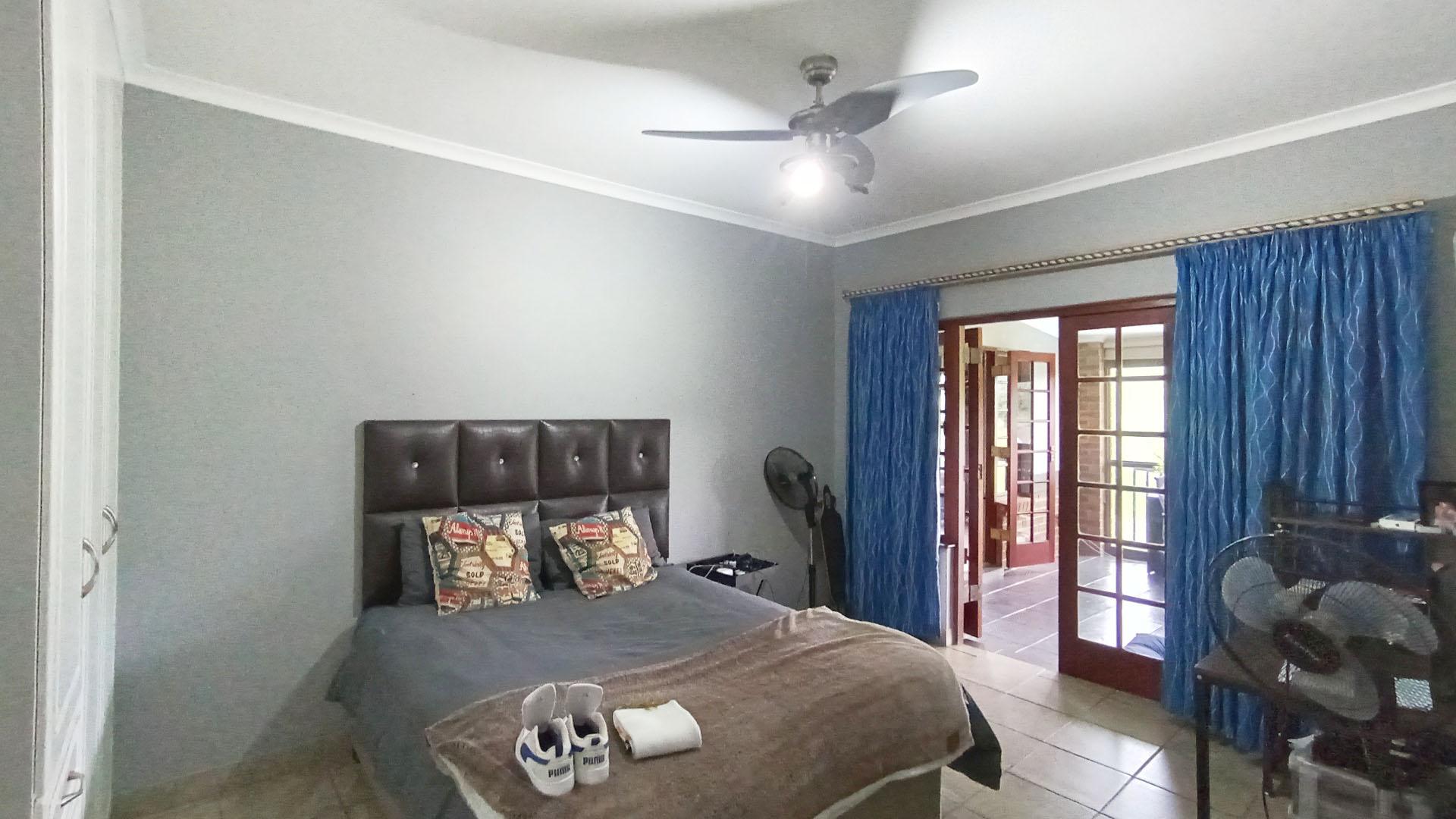 Bed Room 1 - 17 square meters of property in Albany