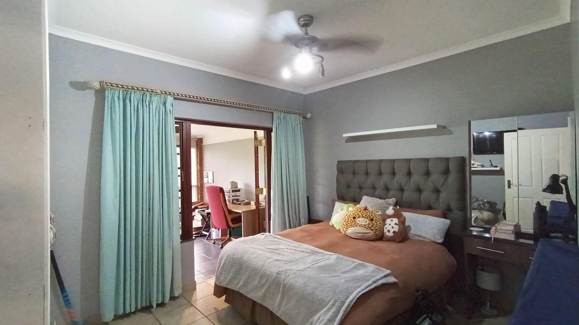 Bed Room 2 - 15 square meters of property in Albany