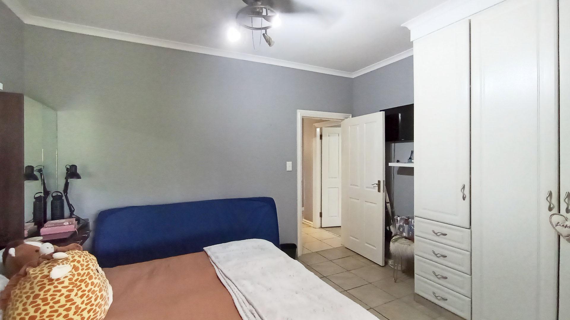 Bed Room 2 - 15 square meters of property in Albany