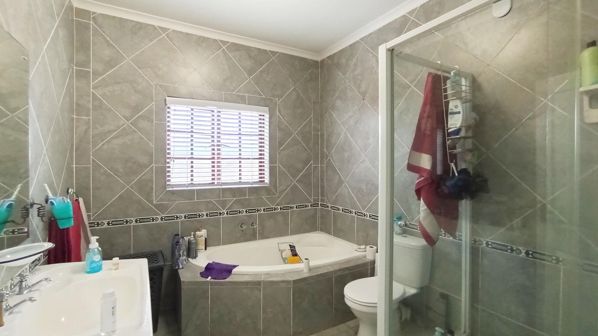 Bathroom 1 - 9 square meters of property in Albany