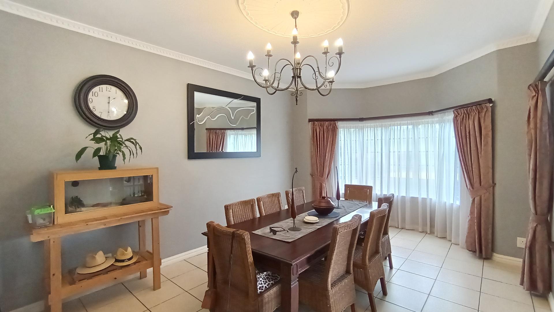 Dining Room - 25 square meters of property in Albany