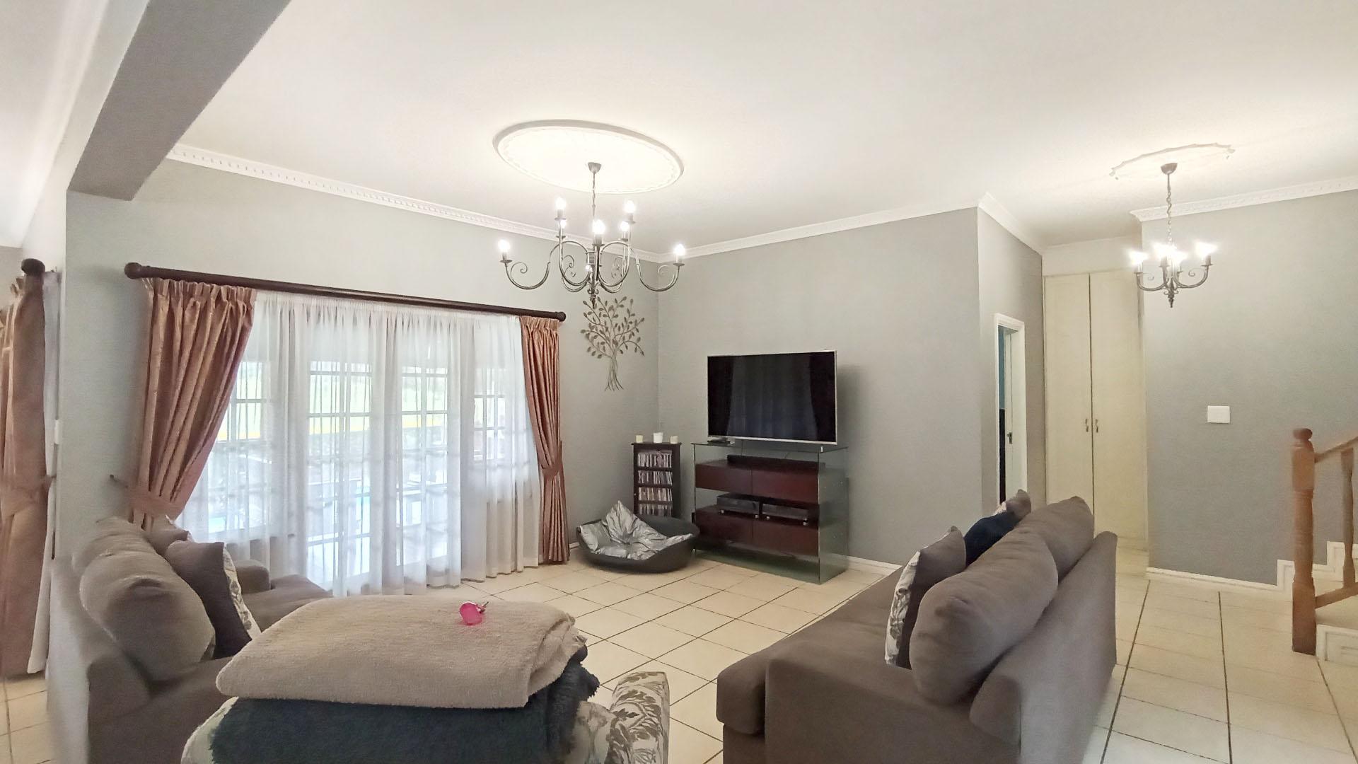 Lounges - 33 square meters of property in Albany