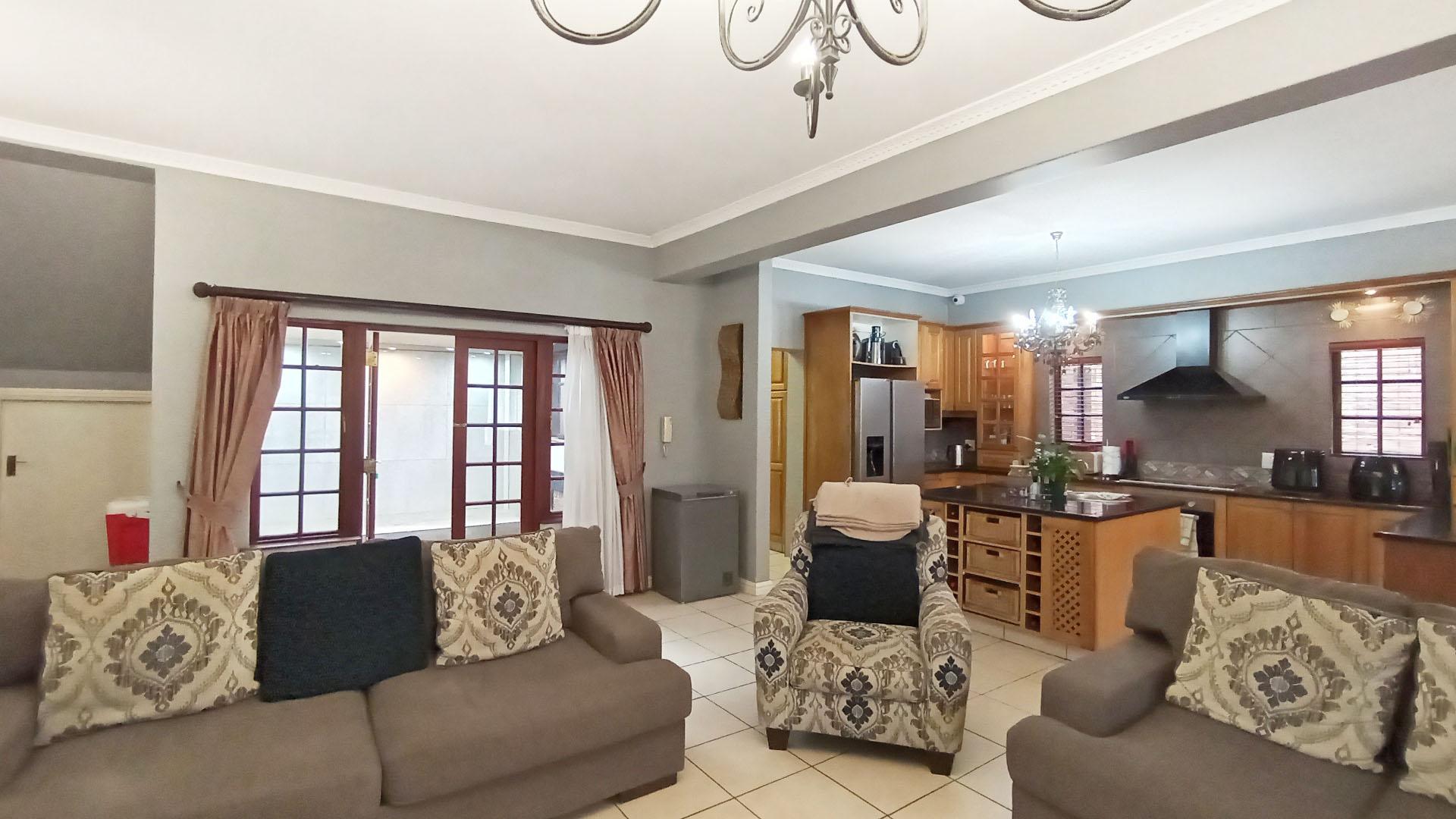 Lounges - 33 square meters of property in Albany