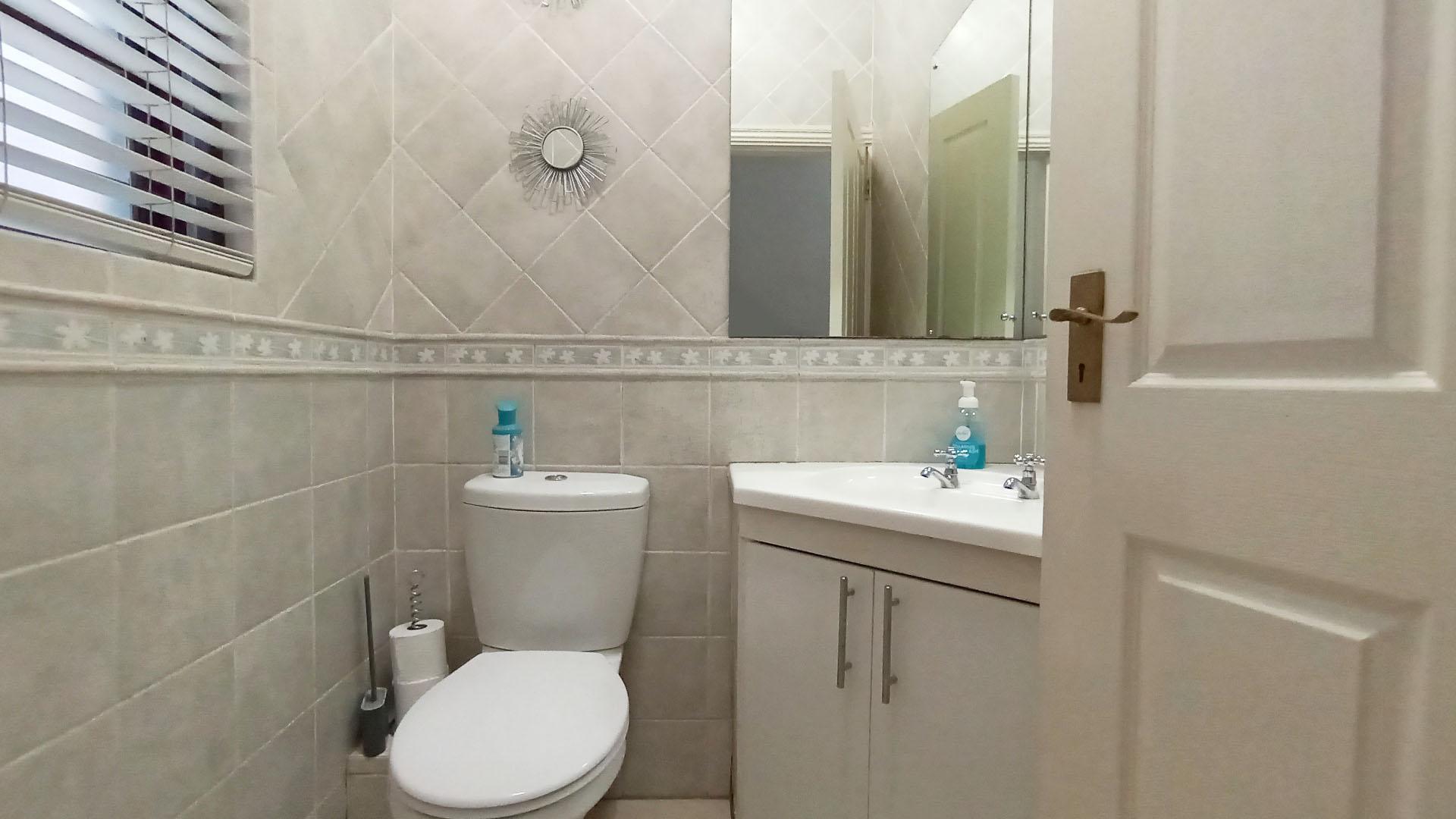 Guest Toilet - 3 square meters of property in Albany