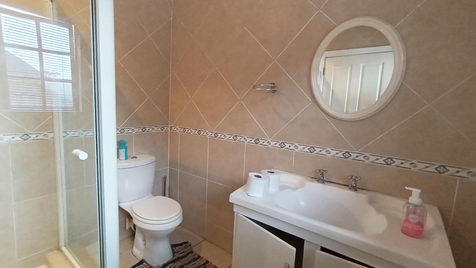 Bathroom 2 - 6 square meters of property in Albany