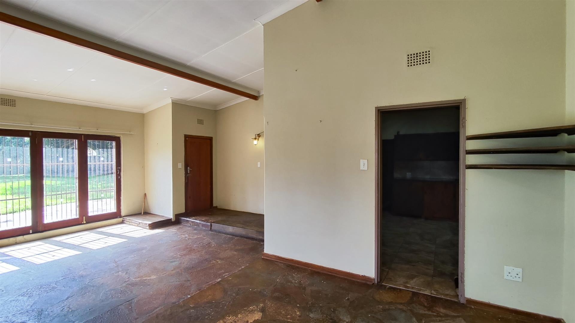 Dining Room - 16 square meters of property in Meyerton