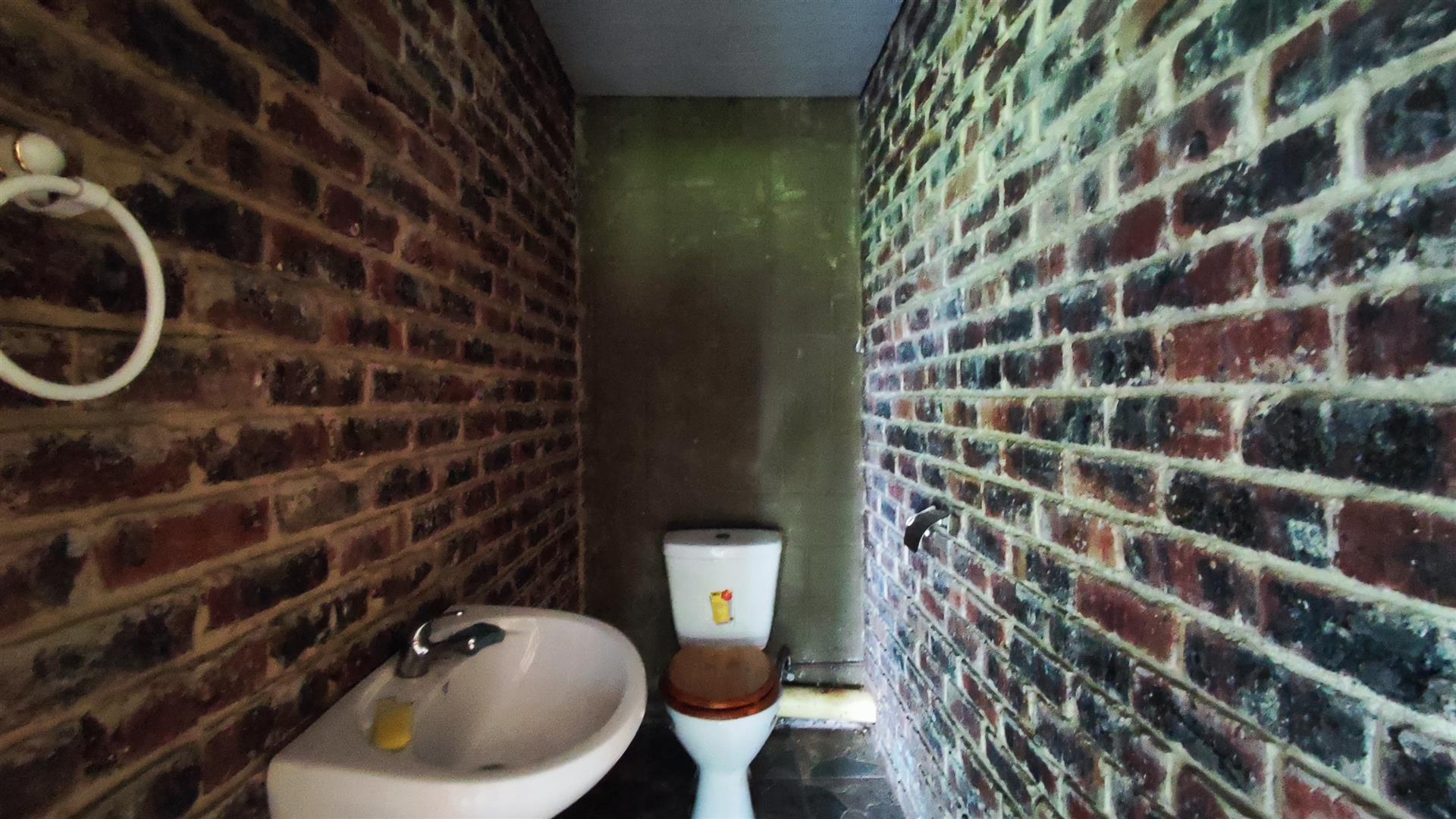 Guest Toilet - 4 square meters of property in Meyerton