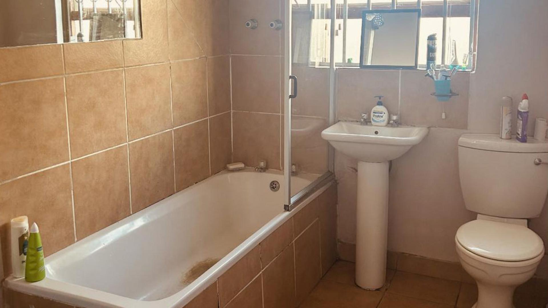 Bathroom 1 of property in Mitchells Plain