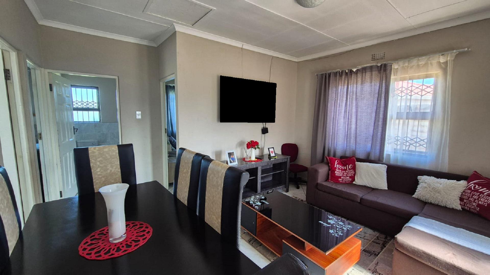 Lounges of property in Queenstown